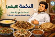 رجل يشعر بالامتلاء وثقل المعدة أمام وجبة كبيرة